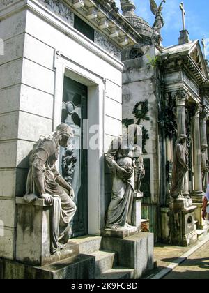 BUENOS AIRES, ARGENTINIEN - 26. JAN 2015: Alte Grabsteine auf dem berühmten Friedhof La Recoleta in Buenos Aires, Argentinien. Stockfoto