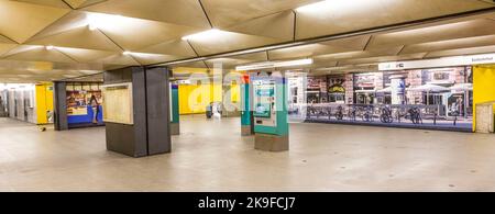 FRANKFURT, DEUTSCHLAND - 28. FEB 2015: U-Bahn-Station für S- und U-Bahn Eschenheimer Turm in Frankfurt, Deutschland. Die U-Bahn-Station wurde 1978 af eingeweiht Stockfoto