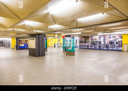 FRANKFURT, DEUTSCHLAND - 28. FEB 2015: U-Bahn-Station für S- und U-Bahn Eschenheimer Turm in Frankfurt, Deutschland. Die U-Bahn-Station wurde 1978 af eingeweiht Stockfoto