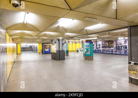 FRANKFURT, DEUTSCHLAND - 28. FEB 2015: U-Bahn-Station für S- und U-Bahn Eschenheimer Turm in Frankfurt, Deutschland. Die U-Bahn-Station wurde 1978 af eingeweiht Stockfoto