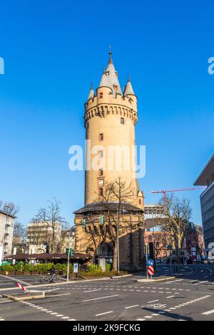 FRANKFURT AM MAIN, DEUTSCHLAND - 28. FEBRUAR 2015: Der Eschenheim Tower ist das älteste und unveränderteste Gebäude in der weitgehend rekonstruierten Neustadt von Fr. Stockfoto