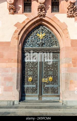 FRANKFURT, DEUTSCHLAND - 28. FEB 2015: Detail der alten Holztür des Rathauses am Römerberg in Frankfurt. Seit dem 15th. Jahrhundert ist dies der Eingang t Stockfoto