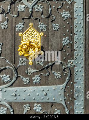 FRANKFURT, DEUTSCHLAND - 28. FEB 2015: Detail der alten Holztür des Rathauses am Römerberg in Frankfurt. Seit dem 15th. Jahrhundert ist dies der Eingang t Stockfoto