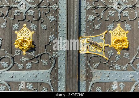 FRANKFURT, DEUTSCHLAND - 28. FEB 2015: Detail der alten Holztür des Rathauses am Römerberg in Frankfurt. Seit dem 15th. Jahrhundert ist dies der Eingang t Stockfoto