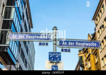 FRANKFURT, DEUTSCHLAND - 6. MÄRZ 2015: Straßenschild an der hauptwache in Frankfurt. Die Hauptwache ist der zentrale Ort in Frankfurt. Stockfoto