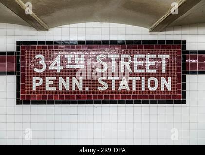 New York, USA - 21. Oktober 2015: Altes Vintage-Schild in der U-Bahn an der 34th Street Pennsylvania Station U-Bahn-Haltestelle in New York City. Stockfoto