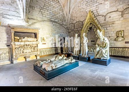 AVIGNON, FRANKREICH - 9. DEZEMBER 2015: Im Norden der Sakristei des Papstpalastes in Avignon, Frankreich mit Gipsfiguren prominenter Persönlichkeiten während der Zeit Stockfoto