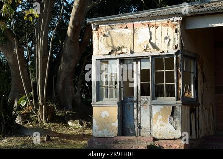 Altes Gebäude, urbaner Verfall, künstlerisches Wetter, Instandhaltungsprojekt, vernachlässigtes Grundstück in Ruine, kaputte Fenster, veraltete Struktur, Vernachlässigung, Atmosphäre Stockfoto