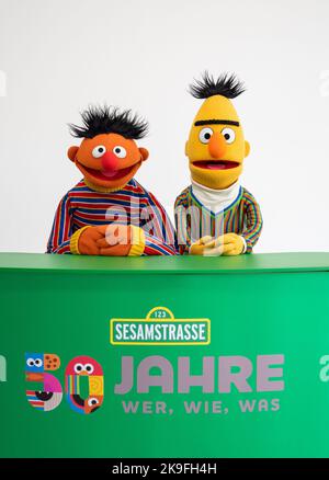 Hamburg, Deutschland. 24. Oktober 2022. Die Figuren Ernie und Bert aus der Sesamstraße, aufgenommen in einem Fotostudio anlässlich des 50.-jährigen Jubiläums der Sesamstraße. Im Januar 2023 feiert die Deutsche Sesamstraße ihr 50.-jähriges Bestehen. Quelle: Daniel Reinhardt/dpa - ACHTUNG: Nur für redaktionelle Verwendung im Zusammenhang mit der Berichterstattung über das Programm "Sesamstraße" und nur bei vollständiger Erwähnung des oben genannten Kredits. Bitte beachten Sie Rechte und Lizenzen von Markeninhabern für darüber hinausgehende Verwendungen./dpa/Alamy Live News Stockfoto