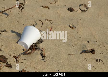 Plastikverschmutzung, Einweg-Becher, ökologische Schäden an Strandsand, Artikel verschmutzende Umwelt, hässliche Lebensmittelbehälter Abfall, Konsum Stockfoto