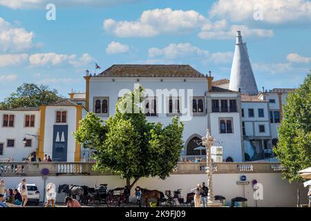 SINTRA, PORTUGAL - 27.. JUNI 2022: Berühmter Nationalpalast von Sintra im Dorf Sintra, Portugal. Stockfoto