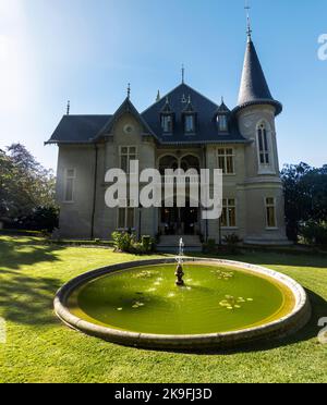 SINTRA, PORTUGAL - 27.. JUNI 2022: Wunderschöne Aussicht auf das Wahrzeichen Chalet Biester im Dorf Sintra. Stockfoto