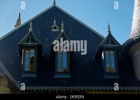 SINTRA, PORTUGAL - 27.. JUNI 2022: Wunderschöne Aussicht auf das Wahrzeichen Chalet Biester im Dorf Sintra. Stockfoto