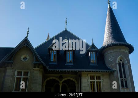 SINTRA, PORTUGAL - 27.. JUNI 2022: Wunderschöne Aussicht auf das Wahrzeichen Chalet Biester im Dorf Sintra. Stockfoto