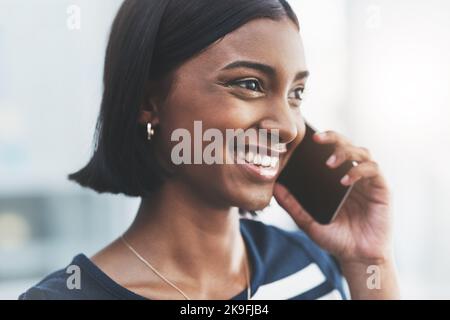 Wir freuen uns, dass wir uns mit Ihnen geeinigt haben. Nahaufnahme einer jungen Geschäftsfrau, die in ihrem Büro telefoniert. Stockfoto