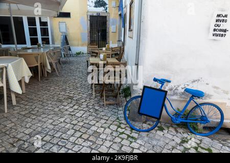 SINTRA, PORTUGAL - 27.. JUNI 2022: Enge Gassen des Dorfes Sintra mit verschiedenen Geschäften, darunter Restaurants und Souvenirs. Stockfoto