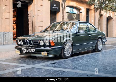 SAN SEBASTIAN, SPANIEN-22. OKTOBER 2022: BMW 635 CSI (E24), erste Generation der BMW 6 Serie Stockfoto