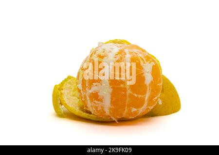 Reife gelbe geschälte satsuma orange (Citrus unshiu) isoliert auf weißem Hintergrund Stockfoto