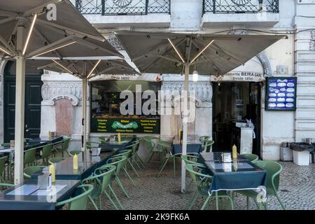 LISSABON, PORTUGAL, 28.. JUNI 2022: Blick auf das Vintage-Restaurant , Beira Gare, ein Vintage-Restaurant, spezialisiert auf portugiesische Küche, gegründet 1890, Stockfoto