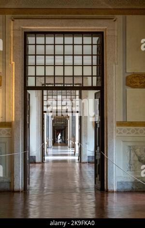 MAFRA, PORTUGAL - 29.. JUNI 2022: Blick auf eine schöne lange Halle des Klosters von Mafra, Portugal. Stockfoto