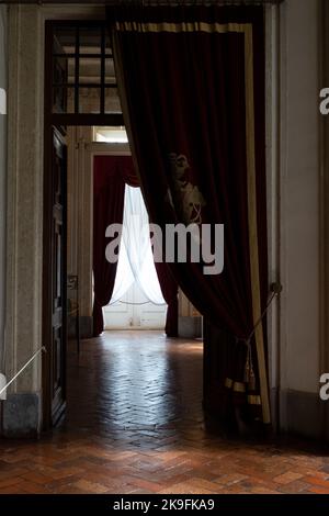 MAFRA, PORTUGAL - 29.. JUNI 2022: Blick auf eine schöne lange Halle des Klosters von Mafra, Portugal. Stockfoto