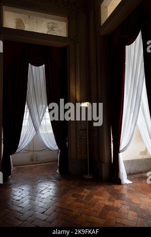 MAFRA, PORTUGAL - 29.. JUNI 2022: Blick auf eine schöne lange Halle des Klosters von Mafra, Portugal. Stockfoto