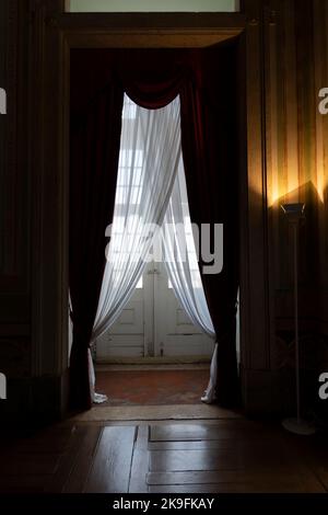 MAFRA, PORTUGAL - 29.. JUNI 2022: Blick auf eine schöne lange Halle des Klosters von Mafra, Portugal. Stockfoto