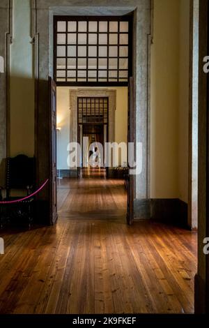 MAFRA, PORTUGAL - 29.. JUNI 2022: Blick auf eine schöne lange Halle des Klosters von Mafra, Portugal. Stockfoto