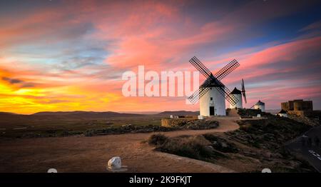 Windmühlen bei Sonnenuntergang, Consuegra, Spanien Stockfoto