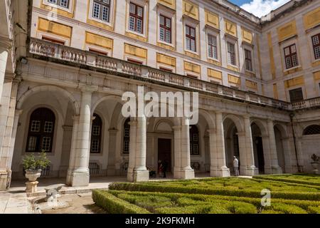 MAFRA, PORTUGAL - 29.. JUNI 2022: Blick auf die wunderschöne Architektur und das Design des Palastes von Mafra, Portugal. Stockfoto