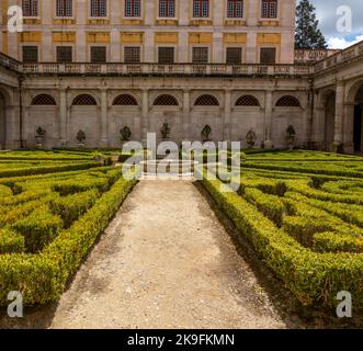 MAFRA, PORTUGAL - 29.. JUNI 2022: Blick auf die wunderschöne Architektur und das Design des Palastes von Mafra, Portugal. Stockfoto