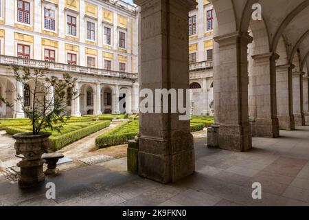 MAFRA, PORTUGAL - 29.. JUNI 2022: Blick auf die wunderschöne Architektur und das Design des Palastes von Mafra, Portugal. Stockfoto