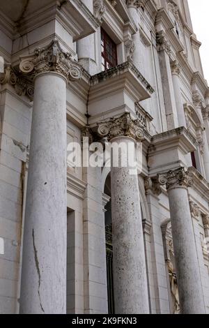 MAFRA, PORTUGAL - 29.. JUNI 2022: Blick auf die wunderschöne Architektur und das Design des Palastes von Mafra, Portugal. Stockfoto