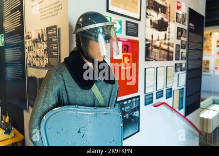 10.20.2022 Warschau, Polen. - Museum des Lebens unter dem Kommunismus. PRL - die polnische Volksrepublik. Als ZOMO-Offizier gekleidete Laienfigur - paramilitärische Polizeiformationen während der kommunistischen Ära in Polen - stand in einem Museum. Mittlere Nahaufnahme. Hochwertige Fotos Stockfoto