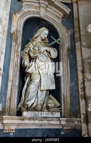 MAFRA, PORTUGAL - 29.. JUNI 2022: Blick auf die schöne und große Statue des heiligen Bruno auf dem Palast von Mafra, Portugal. Stockfoto