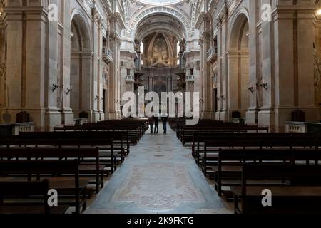 MAFRA, PORTUGAL - 29.. JUNI 2022: Blick auf das wunderschöne Innere der Kathedrale des Palastes von Mafra, Portugal. Stockfoto