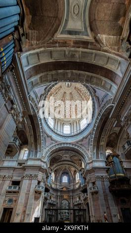 MAFRA, PORTUGAL - 29.. JUNI 2022: Blick auf das wunderschöne Innere der Kathedrale des Palastes von Mafra, Portugal. Stockfoto