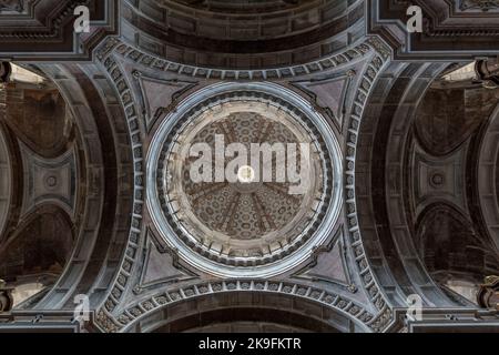 MAFRA, PORTUGAL - 29.. JUNI 2022: Blick auf das wunderschöne Innere der Kathedrale des Palastes von Mafra, Portugal. Stockfoto