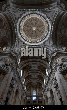 MAFRA, PORTUGAL - 29.. JUNI 2022: Blick auf das wunderschöne Innere der Kathedrale des Palastes von Mafra, Portugal. Stockfoto