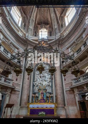 MAFRA, PORTUGAL - 29.. JUNI 2022: Blick auf das wunderschöne Innere der Kathedrale des Palastes von Mafra, Portugal. Stockfoto