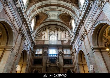 MAFRA, PORTUGAL - 29.. JUNI 2022: Blick auf das wunderschöne Innere der Kathedrale des Palastes von Mafra, Portugal. Stockfoto