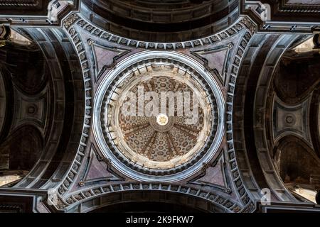 MAFRA, PORTUGAL - 29.. JUNI 2022: Blick auf das wunderschöne Innere der Kathedrale des Palastes von Mafra, Portugal. Stockfoto