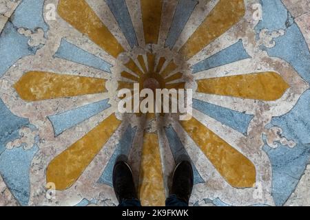 MAFRA, PORTUGAL - 29.. JUNI 2022: Blick auf das wunderschöne Innere der Kathedrale des Palastes von Mafra, Portugal. Stockfoto