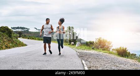 Aktiv zu werden, war eine Entscheidung, die sie gemeinsam getroffen haben. Ein sportliches junges Paar trainiert gemeinsam im Freien. Stockfoto