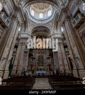 MAFRA, PORTUGAL - 29.. JUNI 2022: Blick auf das wunderschöne Innere der Kathedrale des Palastes von Mafra, Portugal. Stockfoto