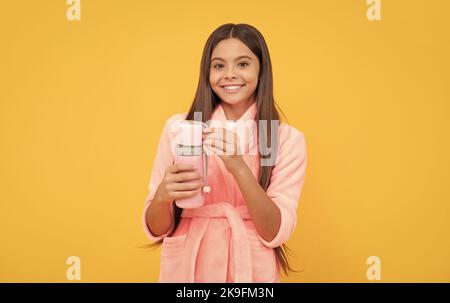 Happy teen Mädchen im Hause Frottee Bademantel mit Thermoskanne, Hydratation Stockfoto