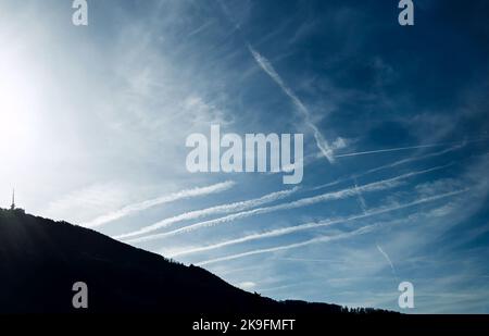 Massive Luftschiffer-Kontrahierung, einige neu, einige alt, am Himmel über dem Gaisberg, einem Berg in der Nähe der Stadt Salzburg, Österreich, Europa. Luftverschmutzung. Stockfoto