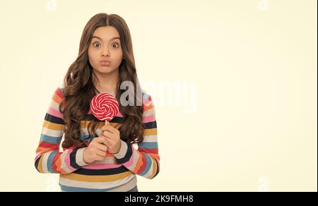 Lustige Kind in Pullover mit Lutscher Süßigkeiten auf Stick isoliert auf weißem Hintergrund, Zahnpflege. Stockfoto