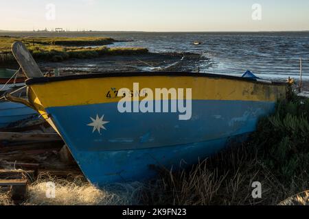 Blick auf alte hölzerne Fischerboote in der Nähe von palaphitischen Docks in Carrasqueira, Portugal. Stockfoto