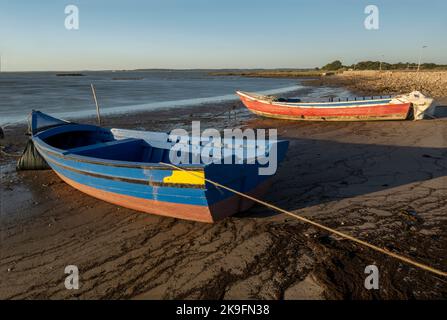 Blick auf alte hölzerne Fischerboote in der Nähe von palaphitischen Docks in Carrasqueira, Portugal. Stockfoto